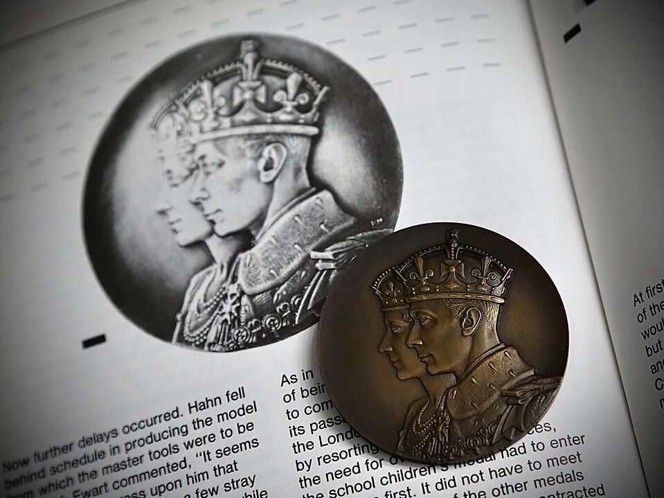 54mm-Bronze-1939-Royal-Visit-Medal-In-Original-Royal-Blue-Case.